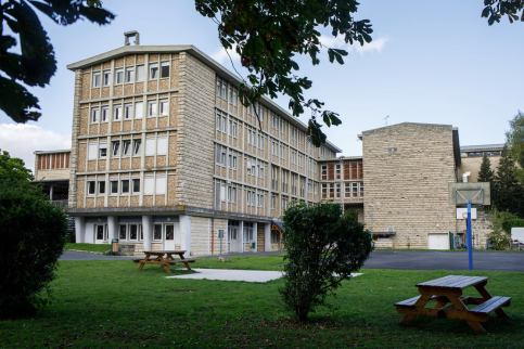 La façade et le parc du LP Victorine Magne