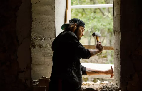 CFC du Var - ACI (Atelier chantier d'insertion) Maçonnerie-Bâti ancien à La Verdière. Killian travaille sur la création d'une fenêtre