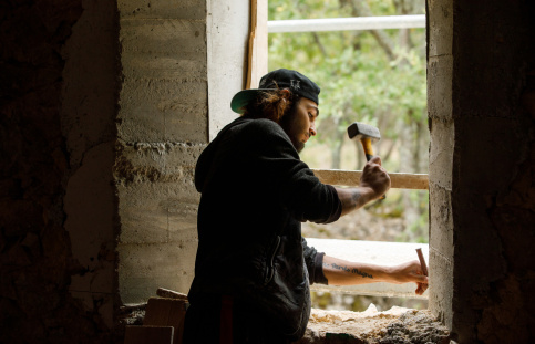 CFC du Var - ACI (Atelier chantier d'insertion) Maçonnerie-Bâti ancien à La Verdière. Killian travaille sur la création d'une fenêtre