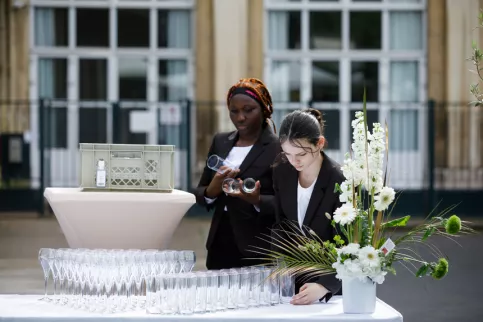 Préparation du dîner par les élèves de l'école hôtelière Sainte-Thérèse - cocktail