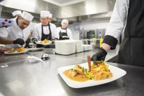 La Salle à Manger de Grenoble, plat dressé en cuisine (c) Lucile Barbery/Apprentis d'Auteuil